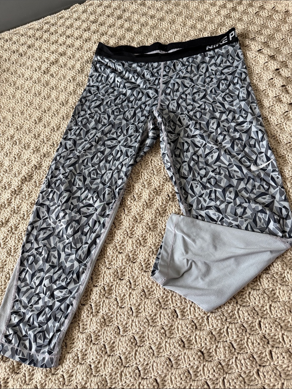 Nike Black & Gray Geometric Capri Leggings